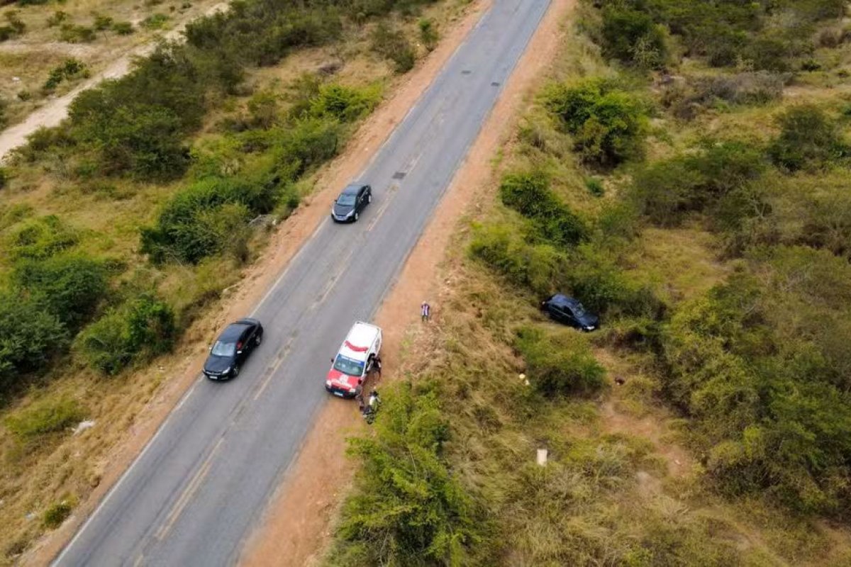 Homem fica ferido após capotar carro na BA-120 enquanto retornava do velório da prima 