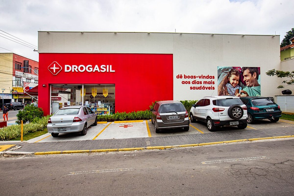 Anvisa proíbe a venda e propaganda dos medicamentos das marcas Needs e Bwell pela Raia Drograsil; entenda