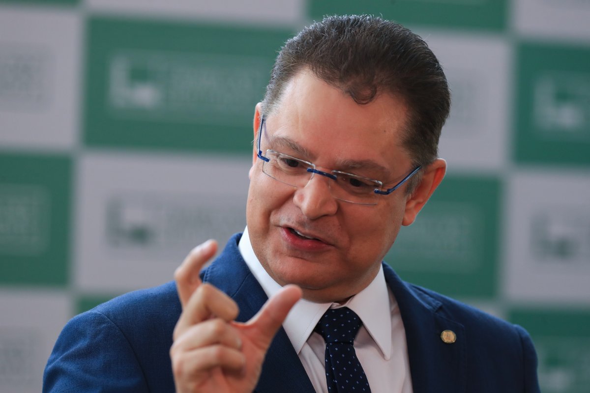 Vídeo: Sóstenes posta cópia de escritura e IR para explicar dinheiro apreendido em operação