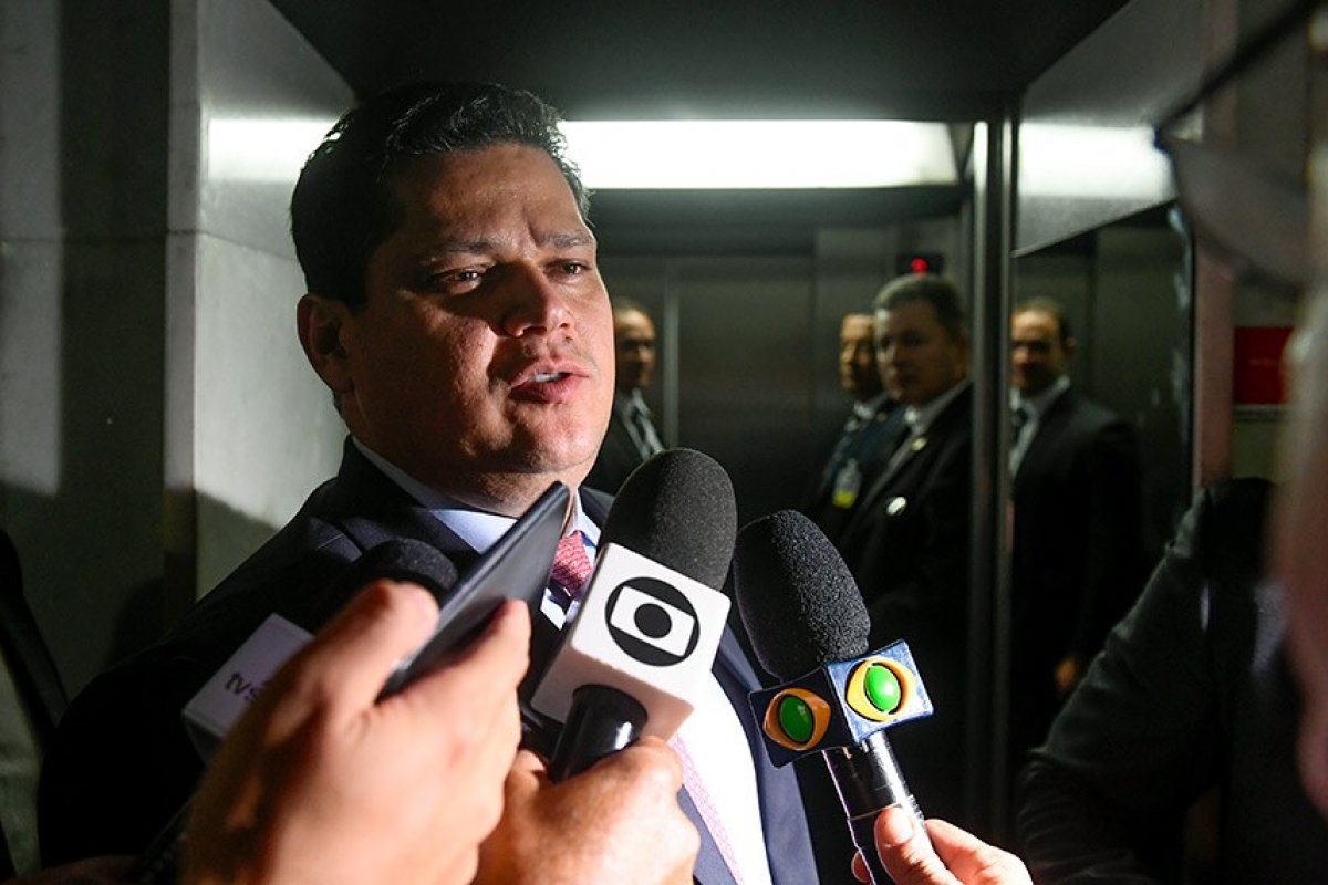 Alcolumbre tem reunião com Bolsonaro após ataque de ministro ao Congresso