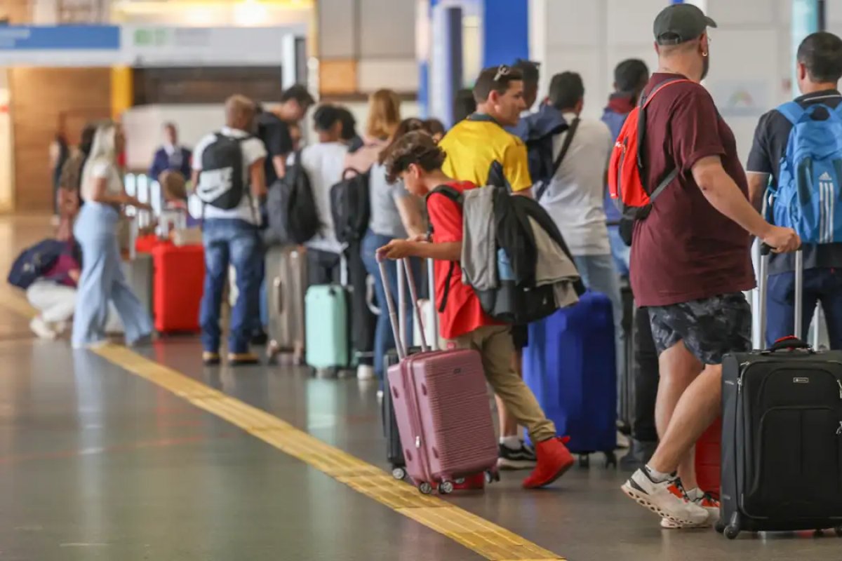 Pilotos e comissários podem entrar em greve a partir de 1º de janeiro