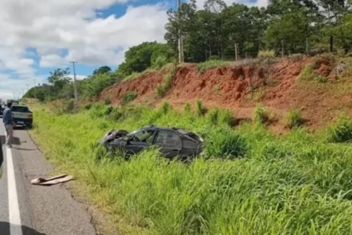 BR-122: carro capota e deixa três feridos no sudoeste da Bahia