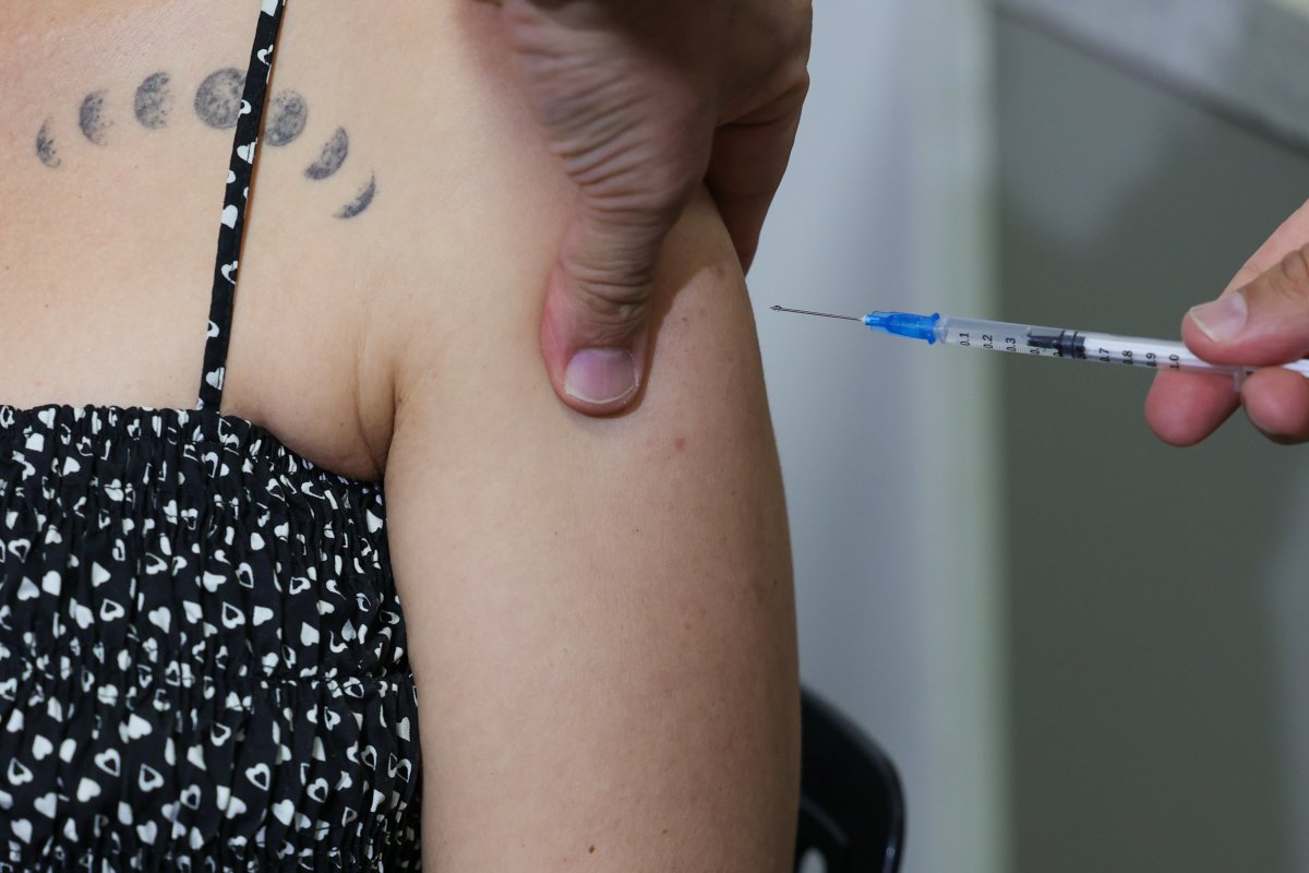 Vacinação continua na fase adulta; saiba quais imunizantes tomar