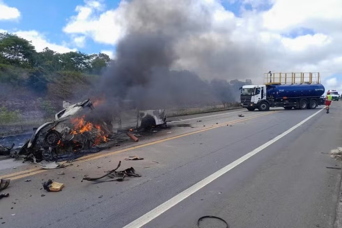Batida entre dois carros deixa ao menos 10 mortos na BR-101
