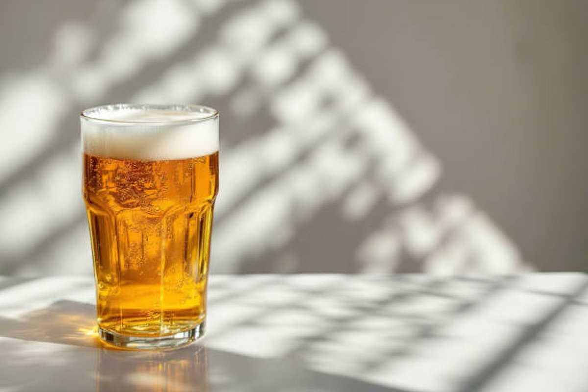 Cientista cria cerveja que atua como vacina oral contra poliomavírus e gera debate ético  