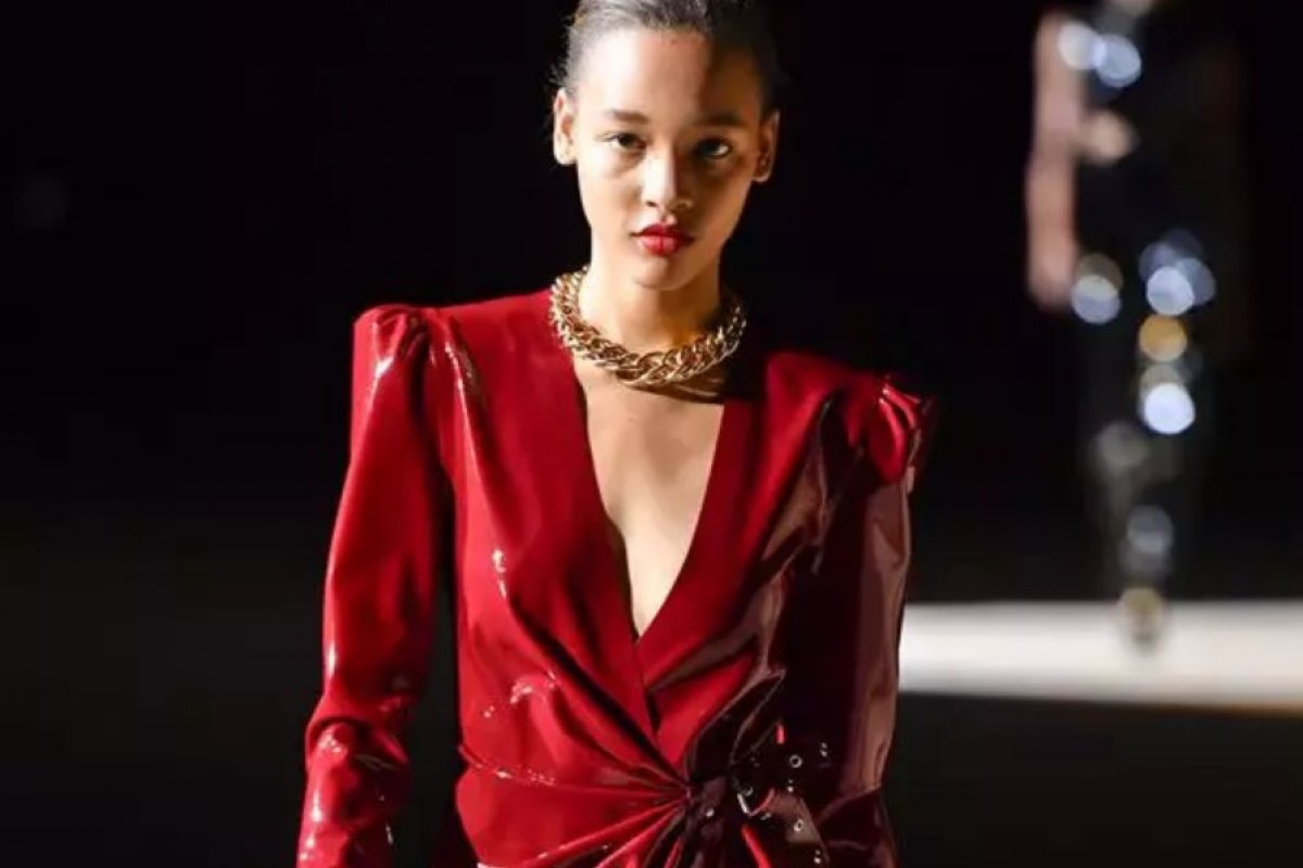 Paris Fashion Week anuncia tendência do látex para o inverno 