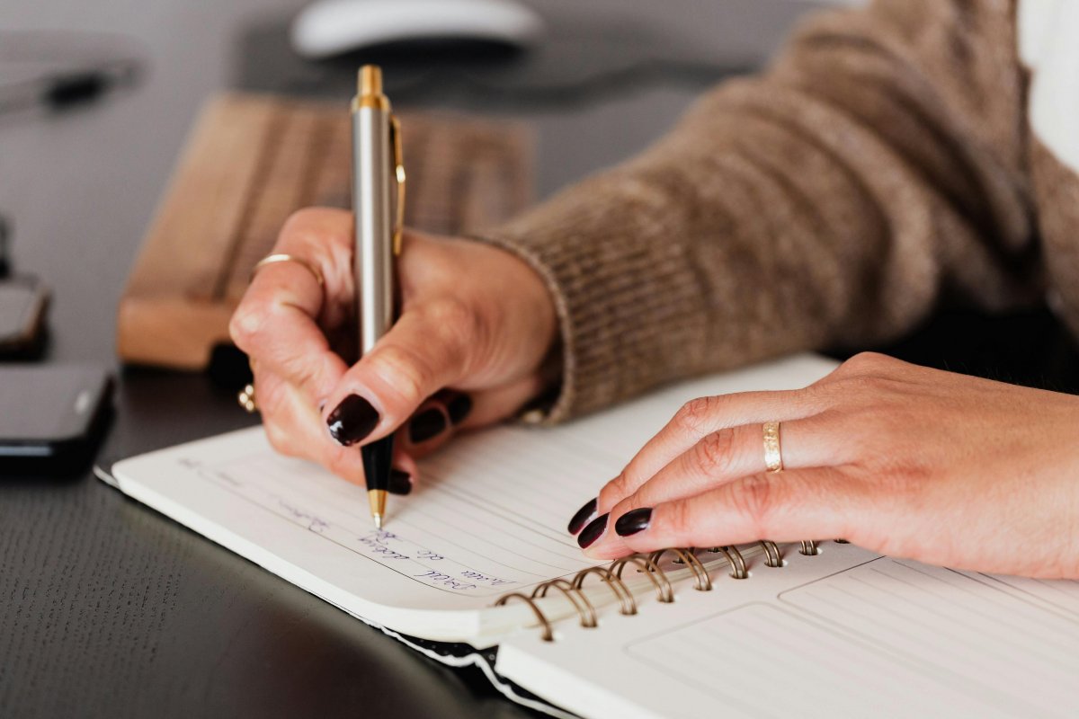 Jovens cansados de tela aumentam vendas de agendas e planners de papel
