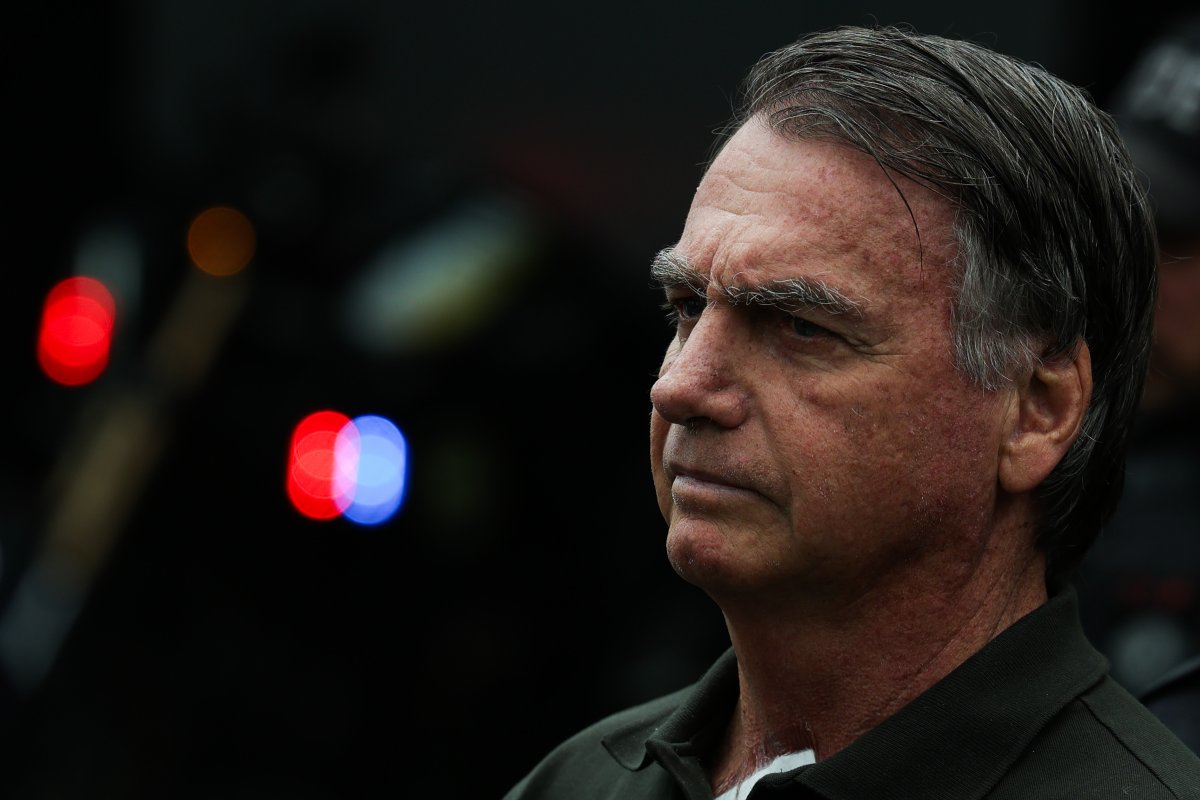 Entenda o procedimento que deve ser feito nesta segunda para tratar crise de soluços de Bolsonaro