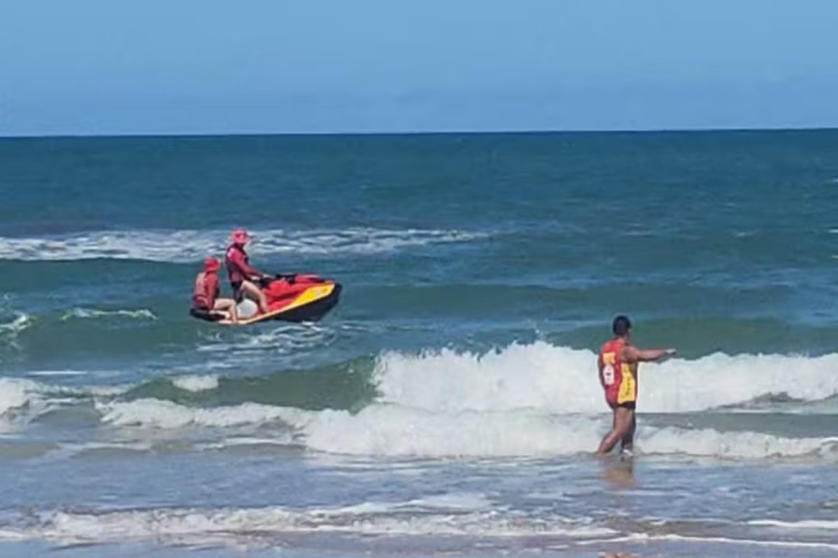 Homem desaparece no mar após tentar salvar filho de afogamento em praia de Ilhéus