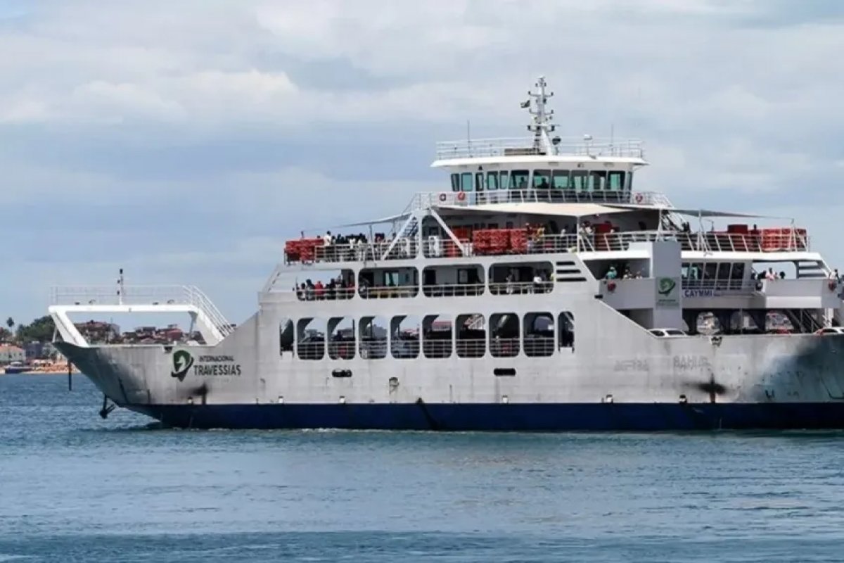 Ferry-boat registra longas filas no terminal de Salvador sentido Itaparica