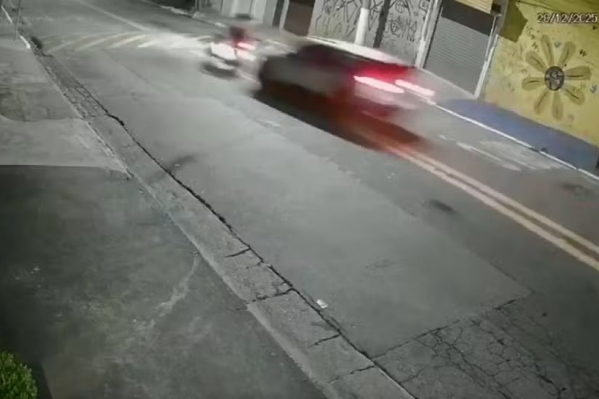 Jovem é presa após atropelar e matar namorado e amiga dele; ciúmes é apontado como possível motivação