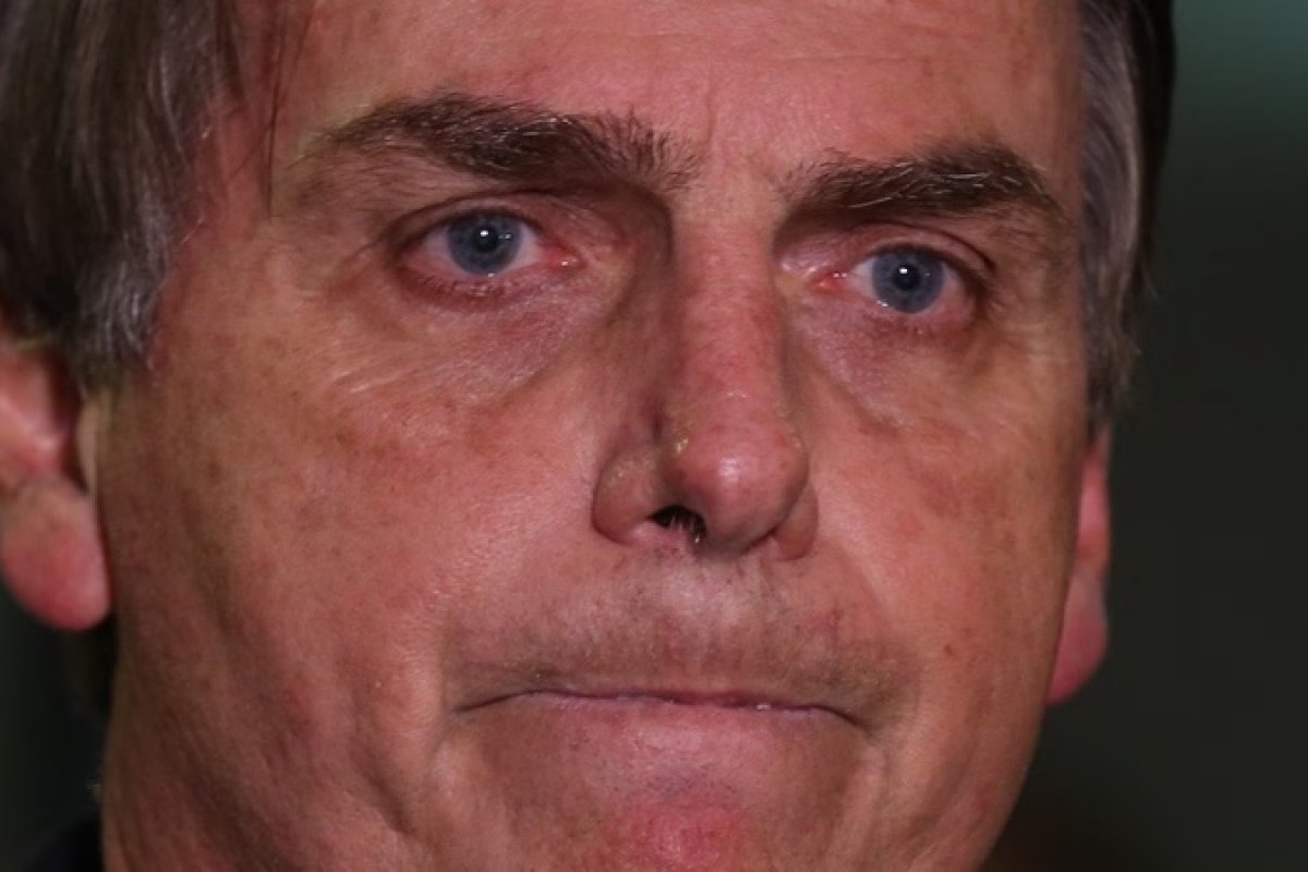 Procedimento para conter soluços de Bolsonaro é finalizado