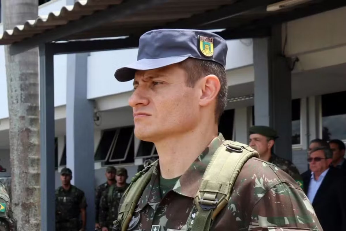 Tenente-coronel condenado pela trama golpista se entrega à PF para cumprir prisão domiciliar