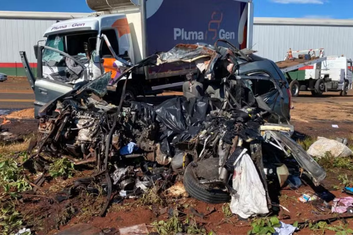 Colisão entre carro e caminhão mata seis pessoas no Paraná
