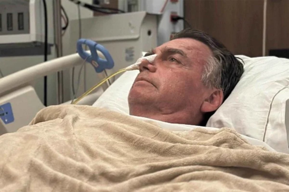 Bolsonaro voltou ao centro cirúrgico após novo quadro de soluços, afirma Michelle
