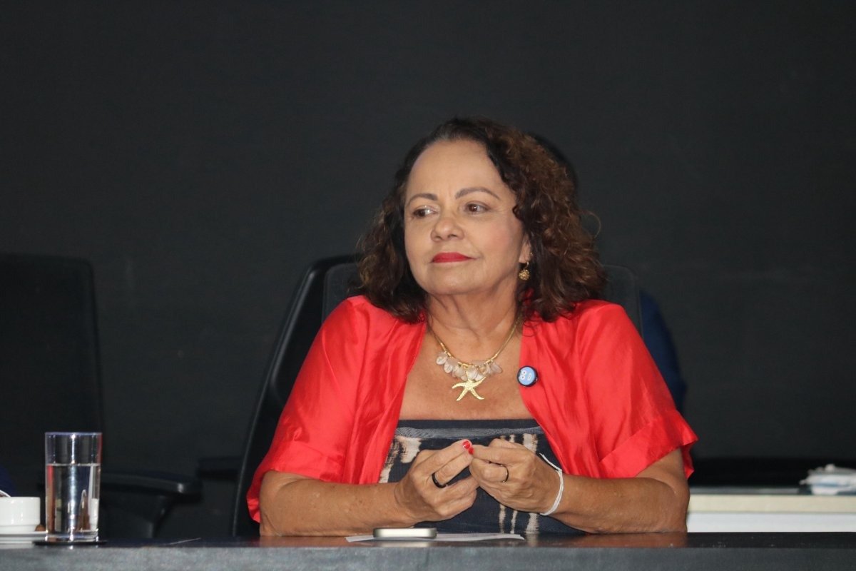 Aladilce Souza critica reajuste da passagem e lembra subsídio de R$ 67 milhões ao transporte