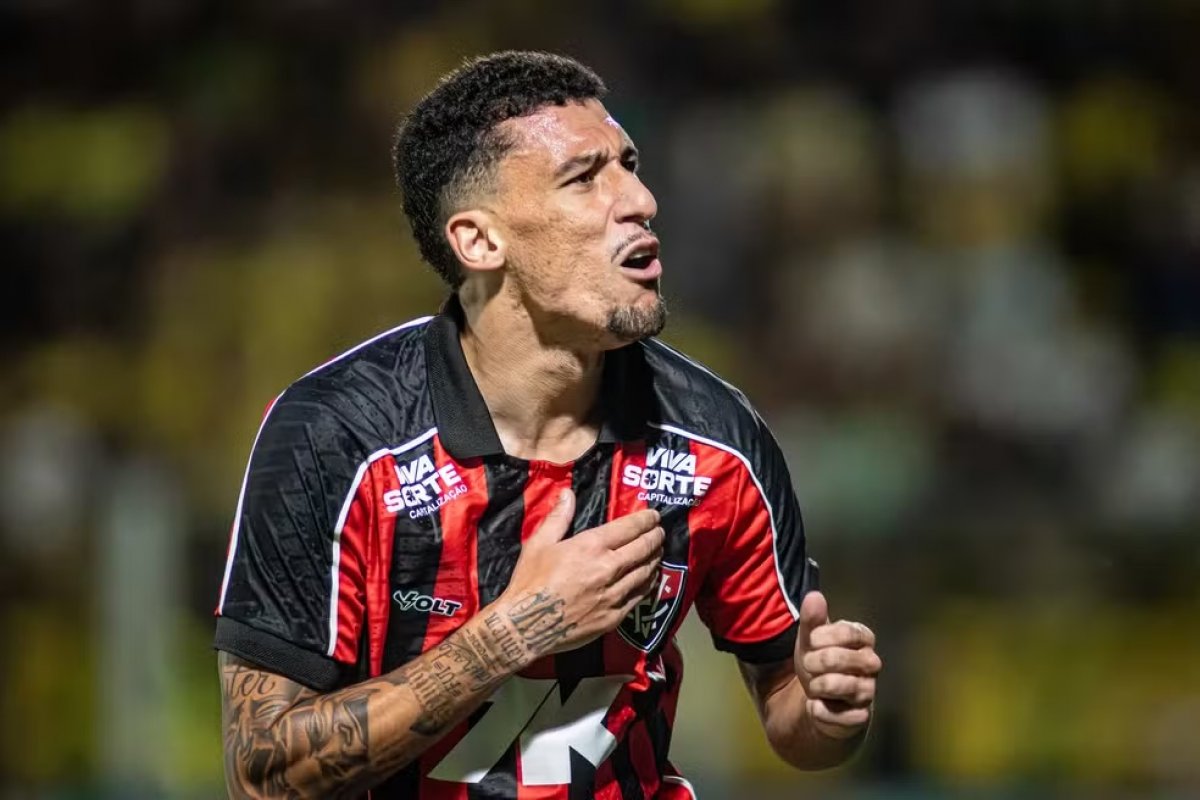 Vitória acerta permanência de Baralhas até o fim de 2028