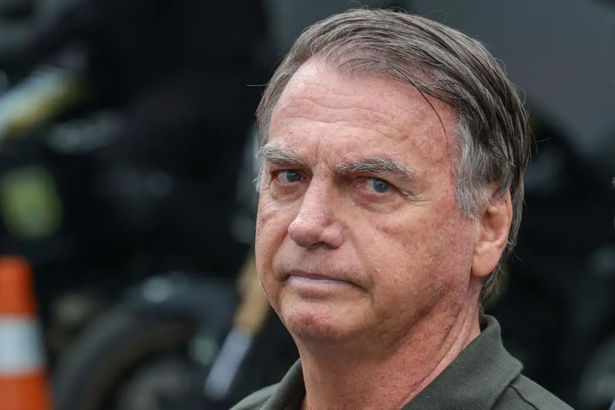 Bolsonaro passa por cirurgia e deve realizar novo procedimento no dia 31, afirma boletim médico