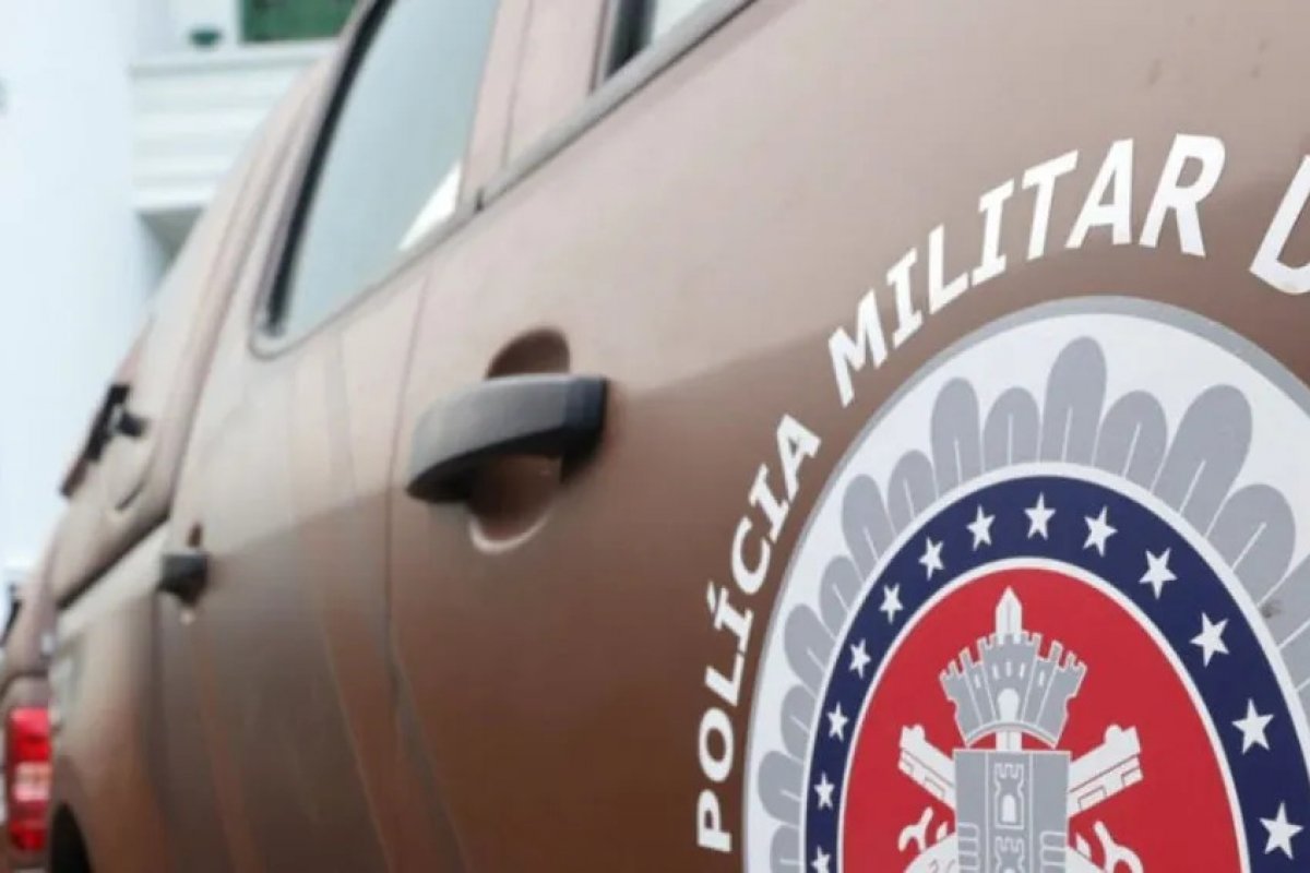 PM aposentado baleado no ombro durante tentativa de roubo na Paralela usou código “Alfa 11”, que indica ameaça à vida de policiais