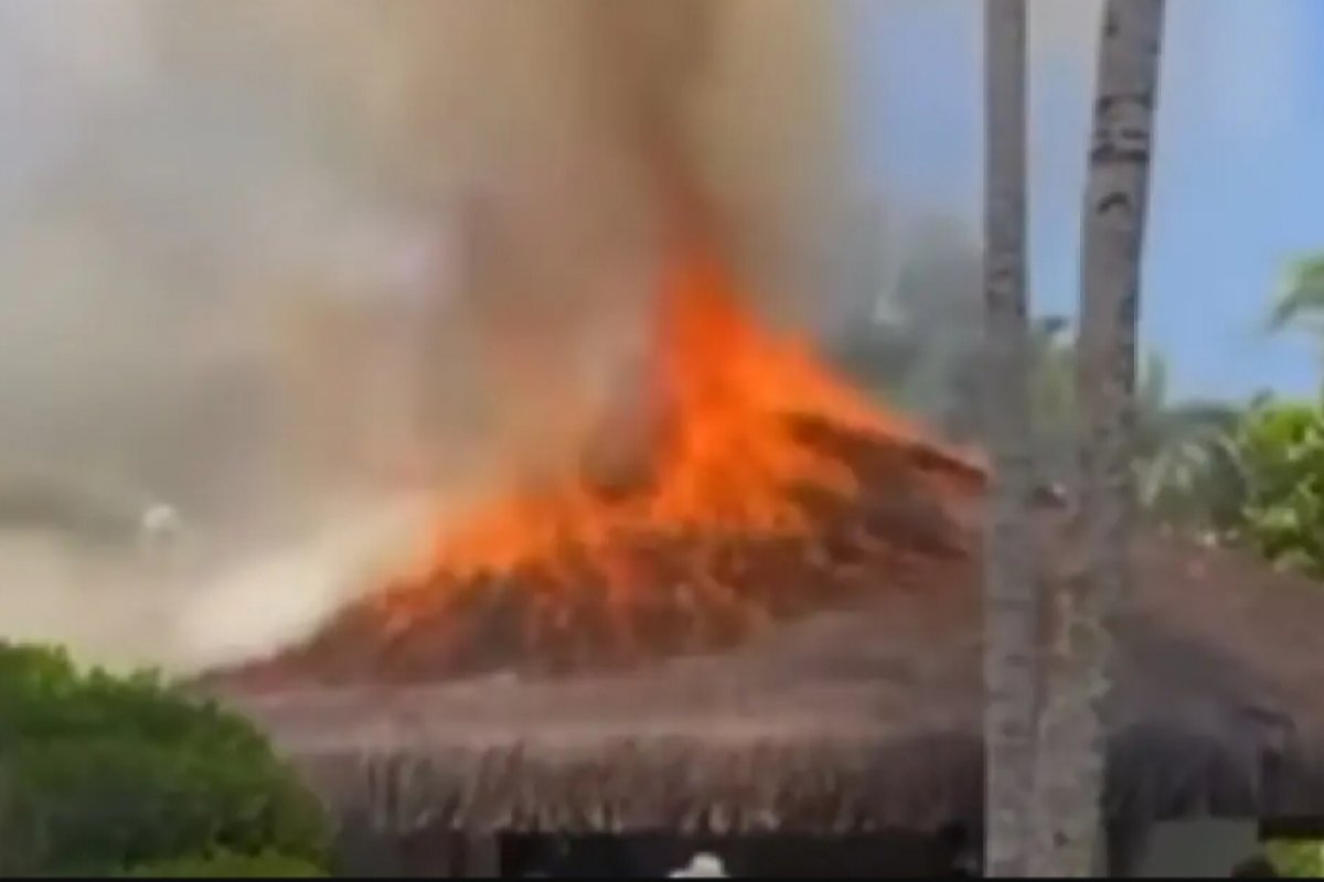 Vídeo: Incêndio atinge teto de restaurante em condomínio de alto padrão em Trancoso