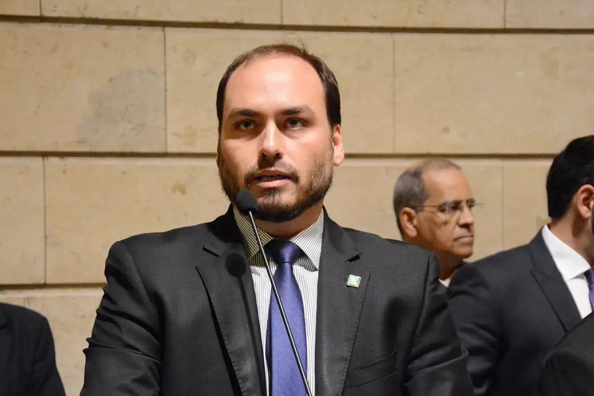 Carlos Bolsonaro critica decisão do STF após negativa de prisão domiciliar ao ex-presidente