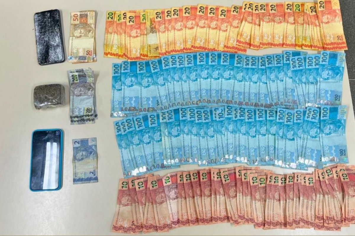 PM prende suspeito com drogas e notas falsas durante festejos de Ano Novo em Tanque Novo
