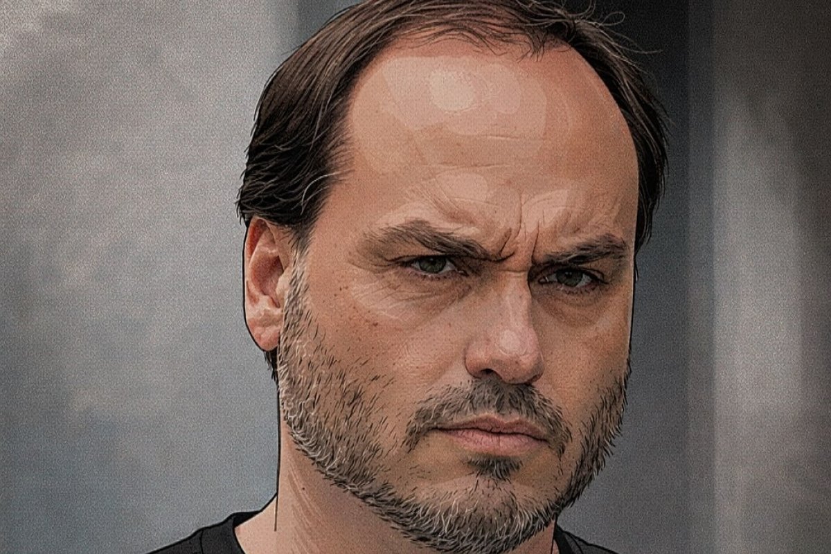 Carlos Bolsonaro chama prisão de Filipe Martins de “canetada” de Alexandre de Moraes