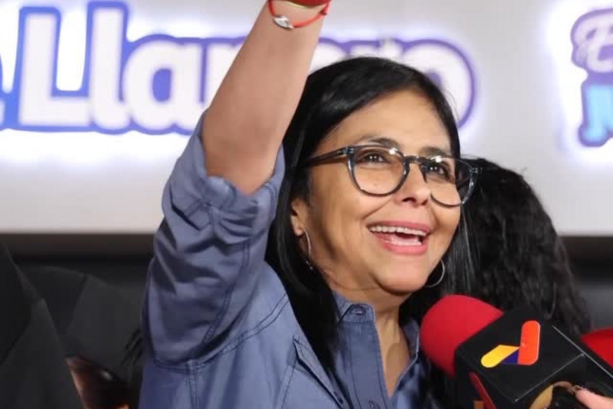 Forças Armadas da Venezuela reconhecem vice como presidente interina