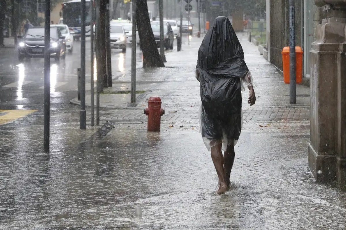 Inmet emite alerta para tempestade e chuvas intensas em mais de 30 cidades baianas