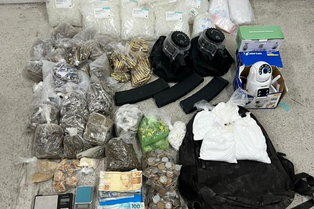 Cerca de 900 munições de fuzil, carregadores e drogas são apreendidas em Vera Cruz