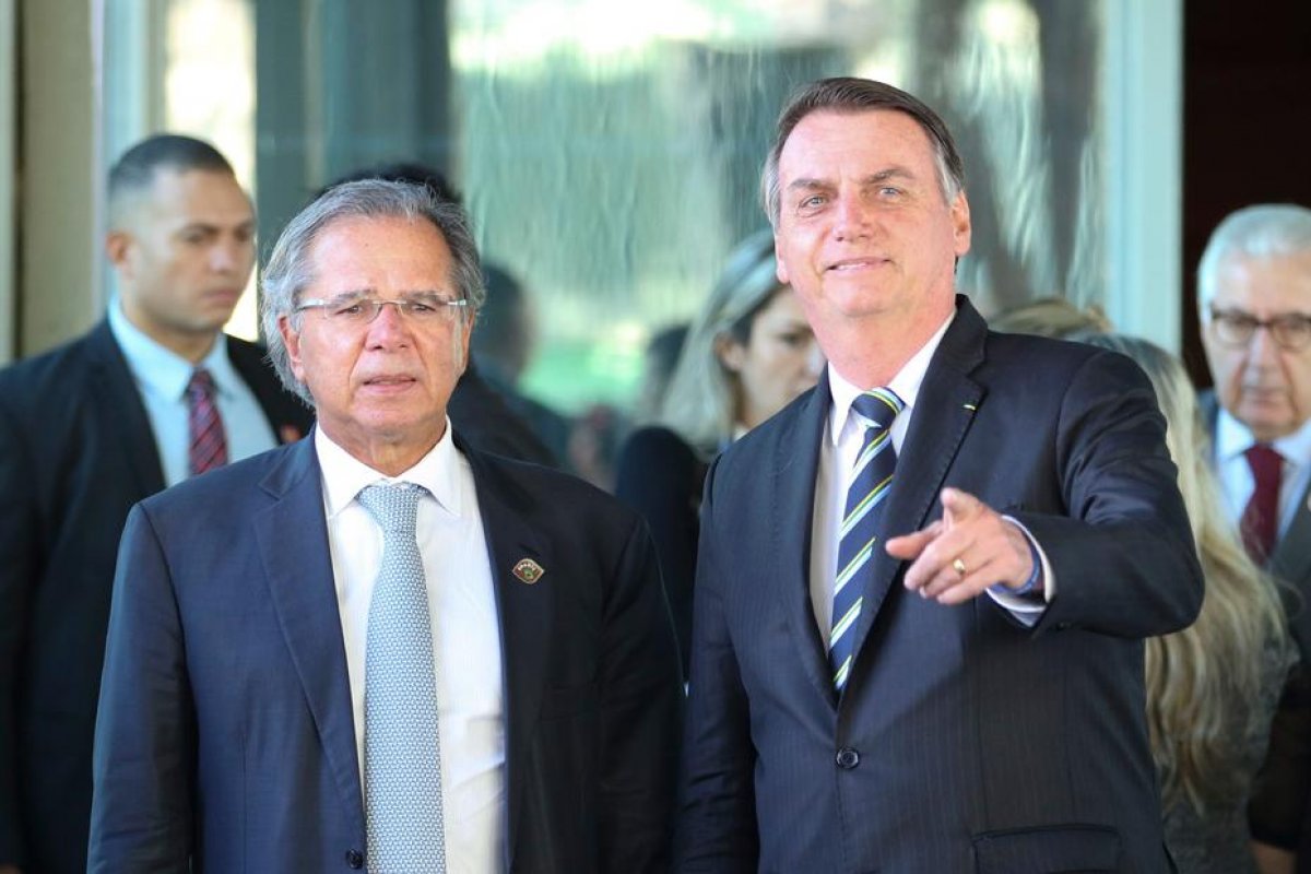 Bolsonaro tira poderes de Guedes em meio a impasse com Congresso 