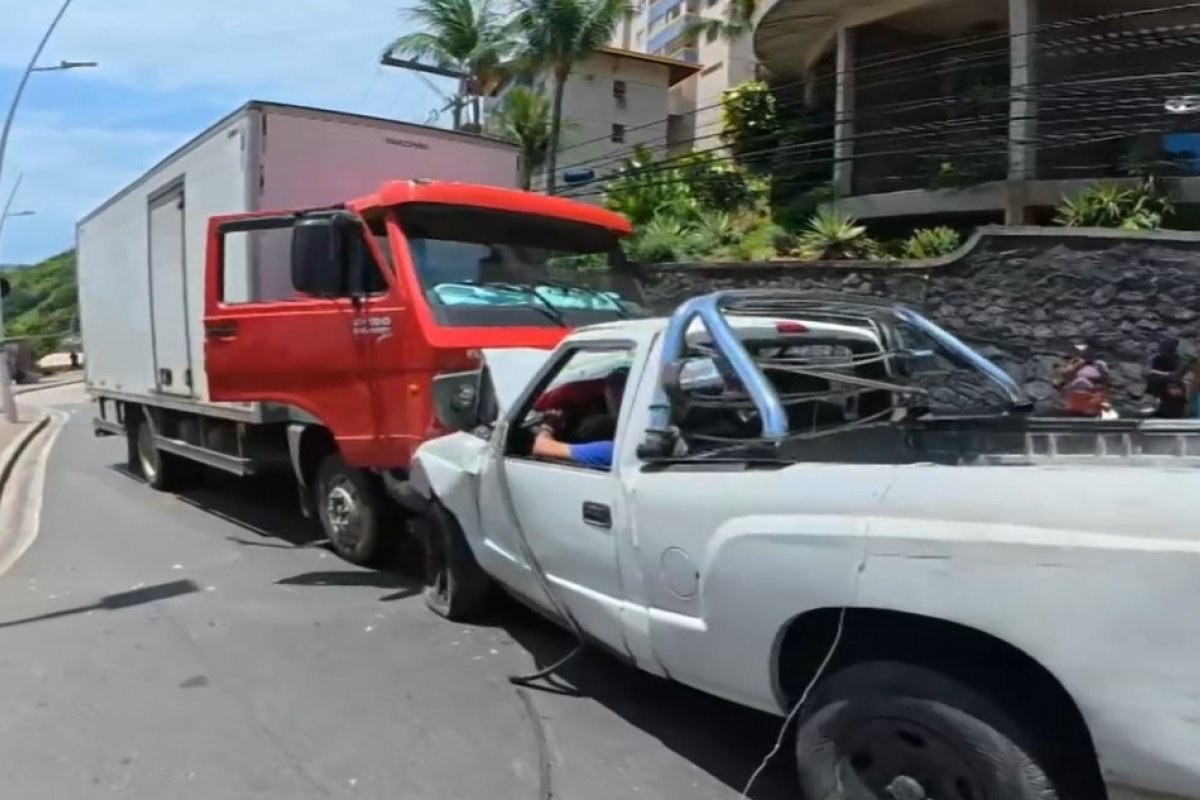 Colisão frontal entre veículos deixa dois feridos na Avenida Oceânica, em Salvador