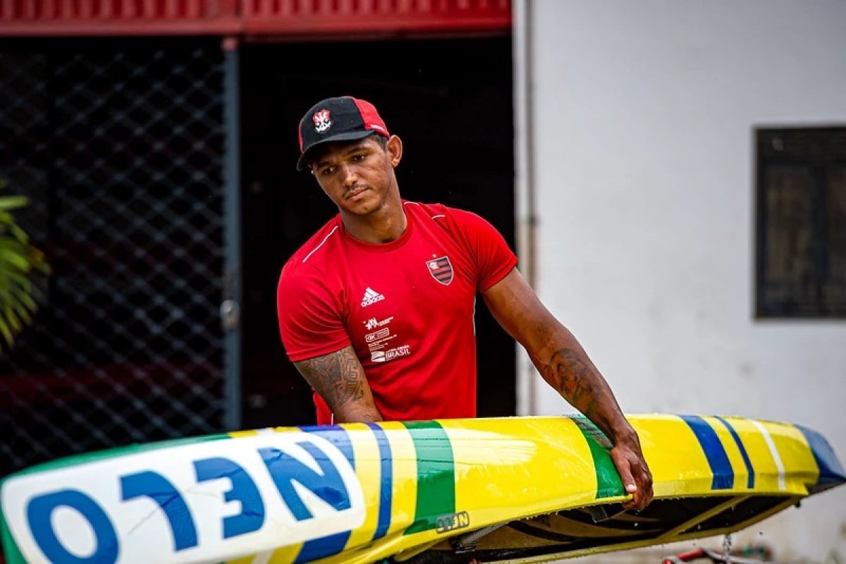 Flamengo anuncia dispensa do baiano Isaquias Queiroz