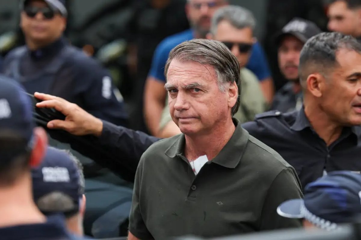 Moraes solicita que PF se manifeste sobre barulho na cela de Bolsonaro 