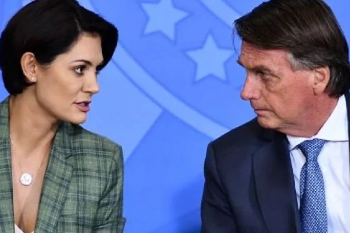 Michelle diz que Bolsonaro teve uma crise, caiu e bateu a cabeça na prisão