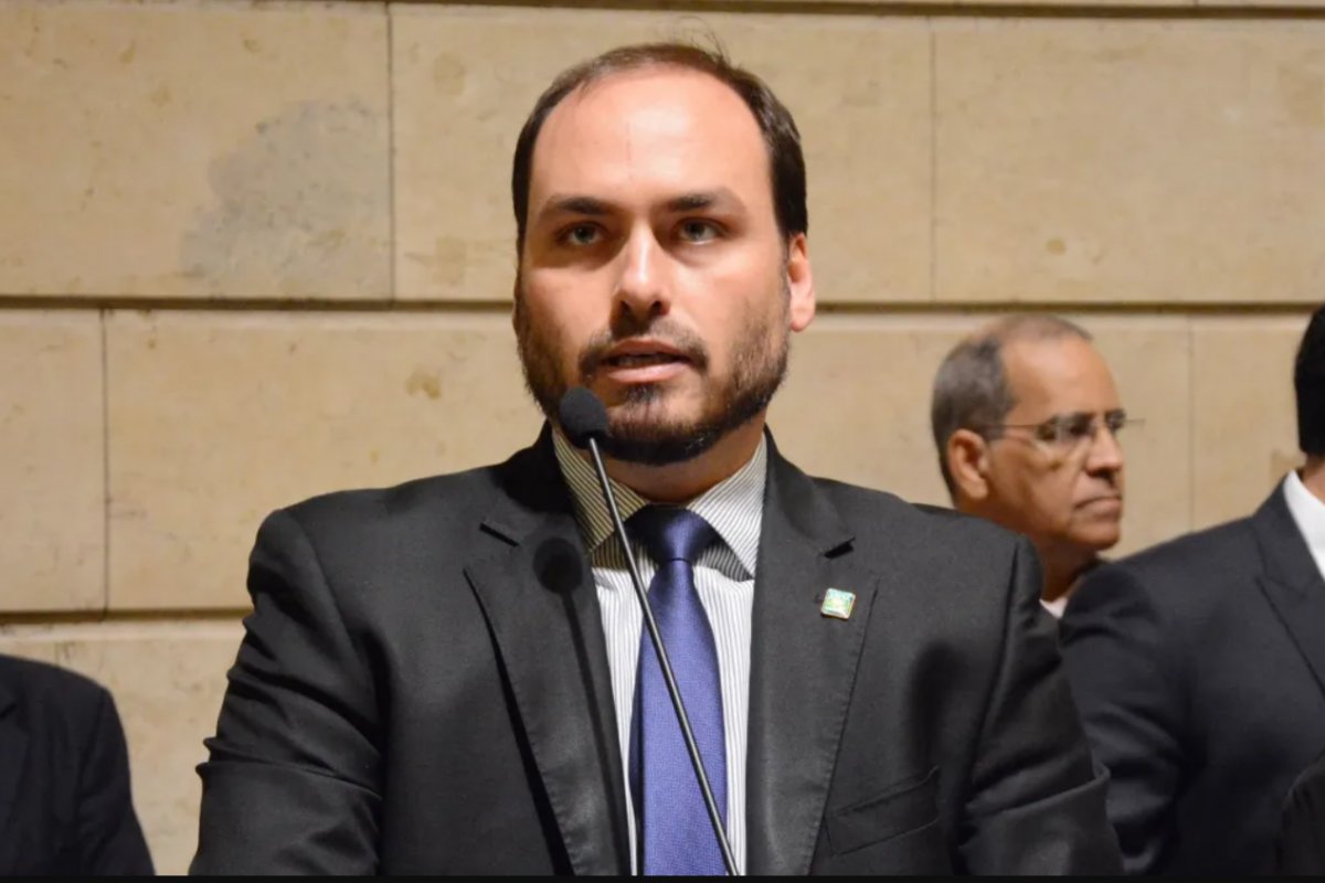 Carlos diz que encontrou Bolsonaro sangrando na Superintendência da PF 
