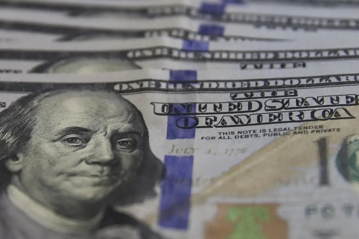 Dólar cai e Bolsa sobe com crise na Venezuela