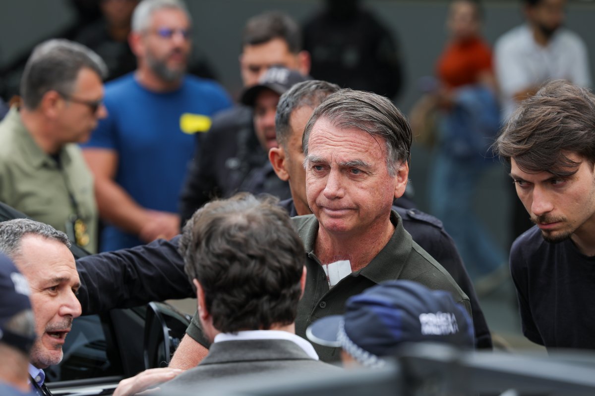 Exames de Bolsonaro confirmam leve traumatismo depois de queda 