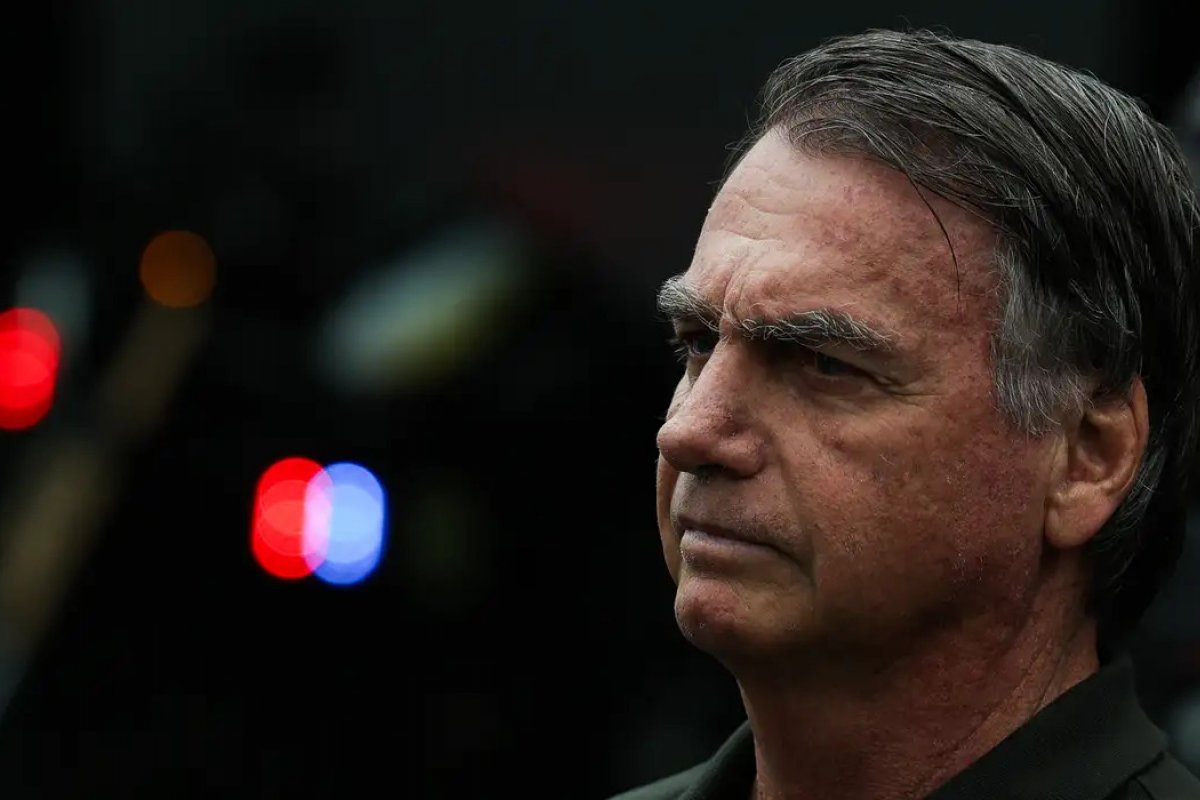 Bolsonaro "tentou caminhar e caiu", diz médico 