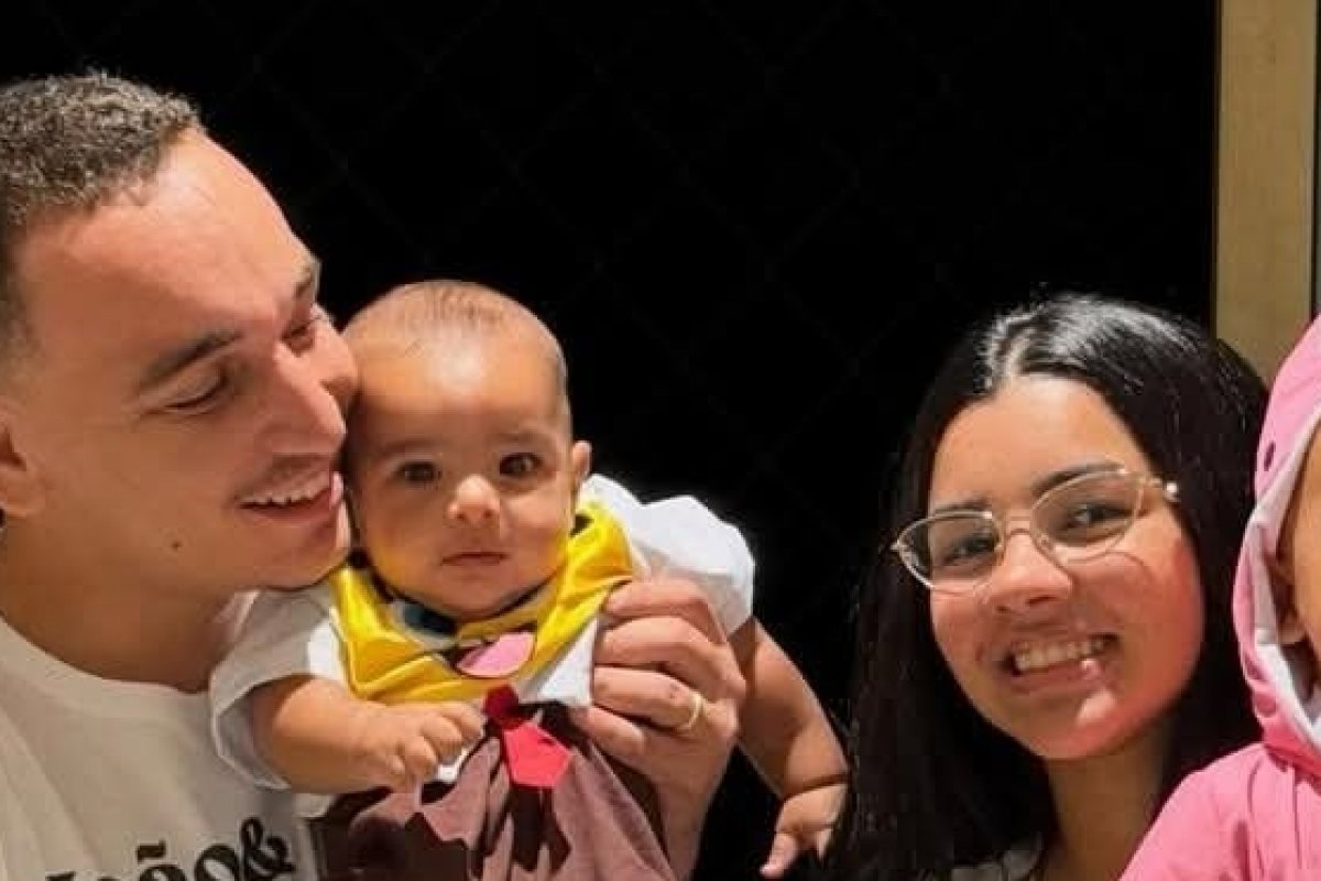 João Gomes e a esposa, Ary Mirelle, comemoram os quatro meses do pequeno Joaquim, filho! 