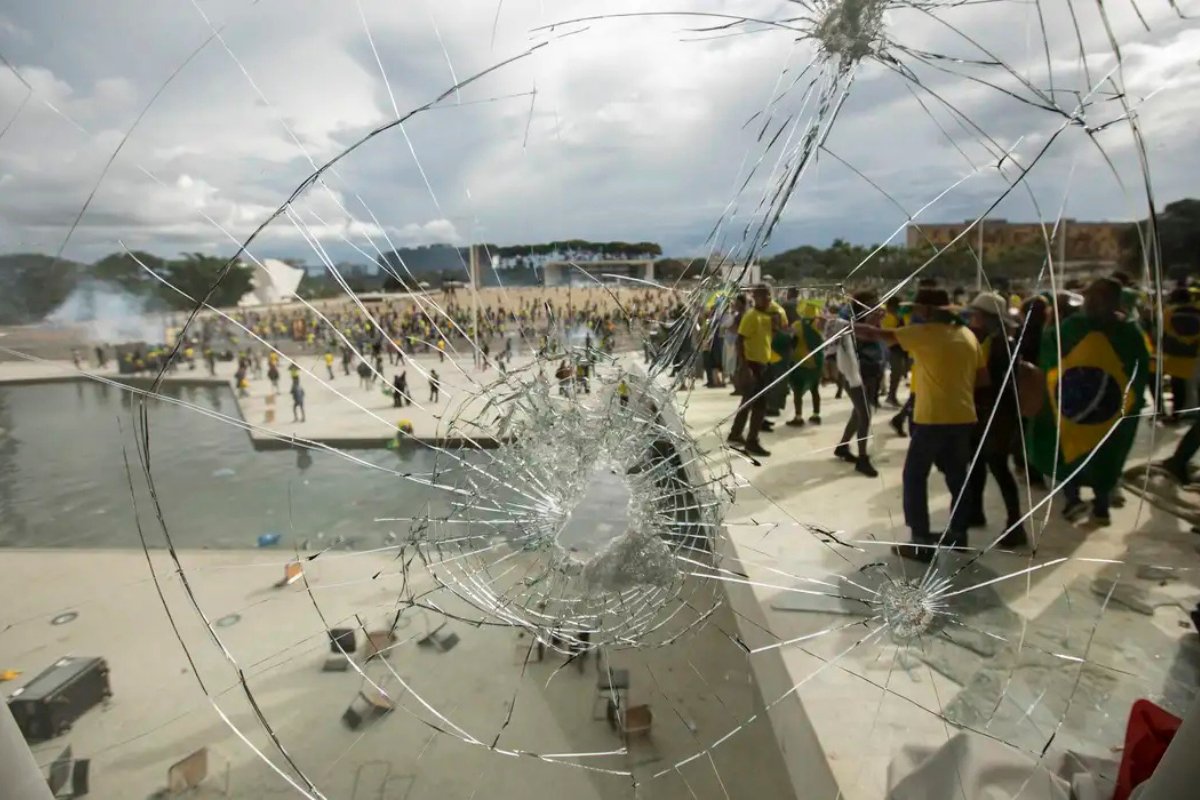 Três anos da tentativa de golpe do 8/1: governo federal faz cerimônia para relembrar atos antidemocráticos em Brasília