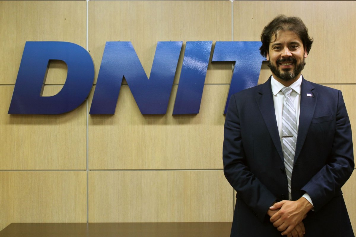 Alvo da Operação Sem Desconto, diretor do Dnit é mantido no cargo por ministro dos Transportes 