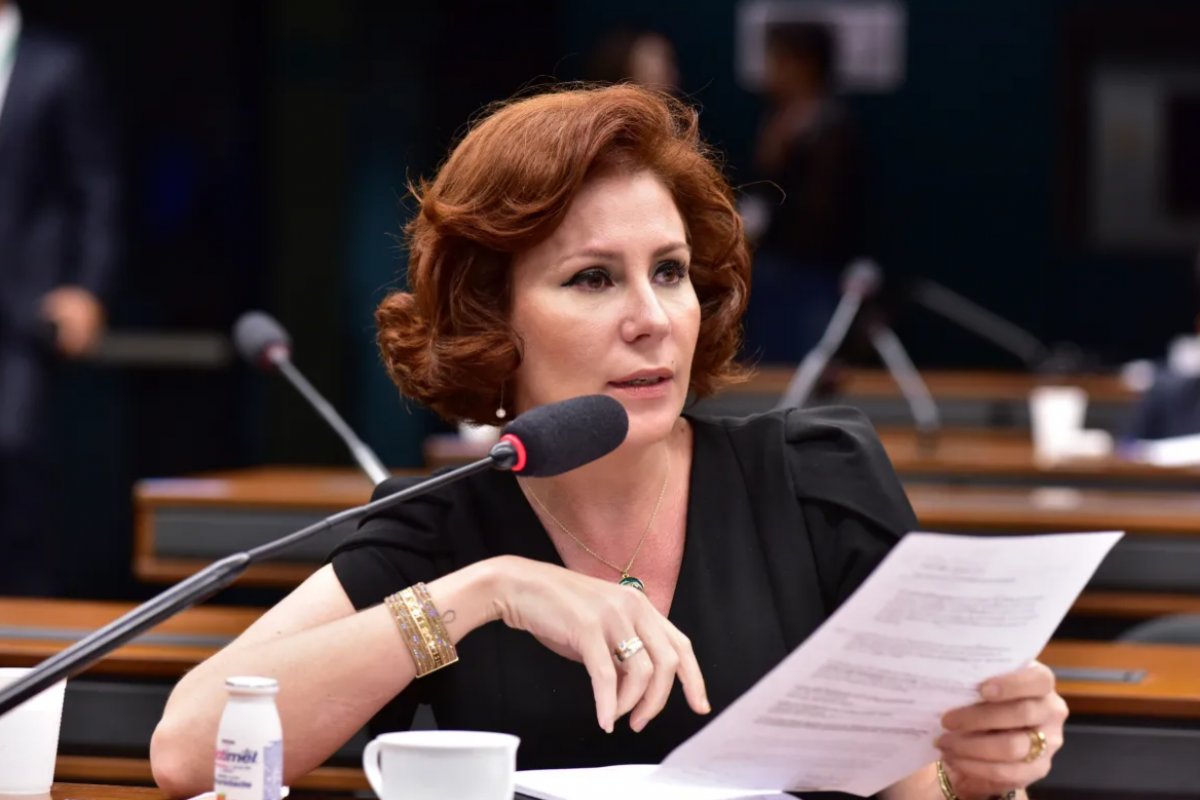 PL paga quase R$700 mil do Fundo Partidário para defesa da ex-deputada Carla Zambelli