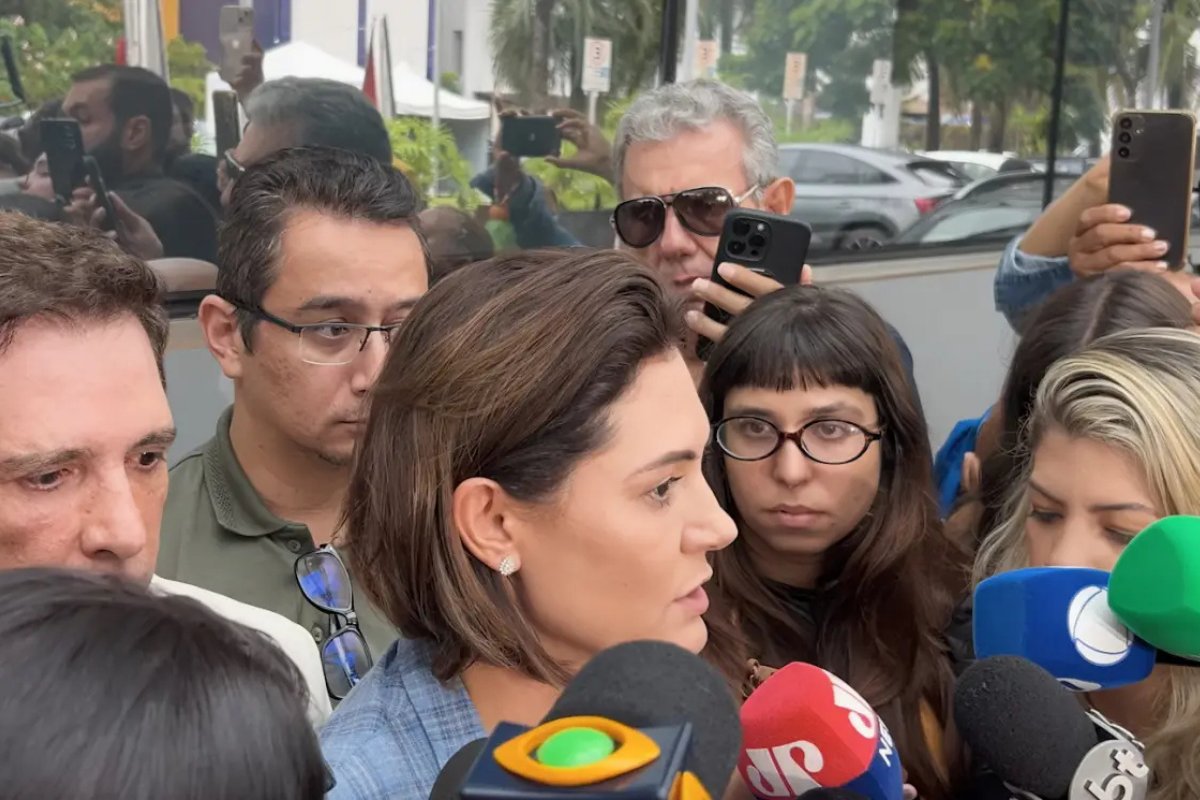 Michelle Bolsonaro diz que ex-presidente apresenta tonturas e perda de equilíbrio após queda em cela