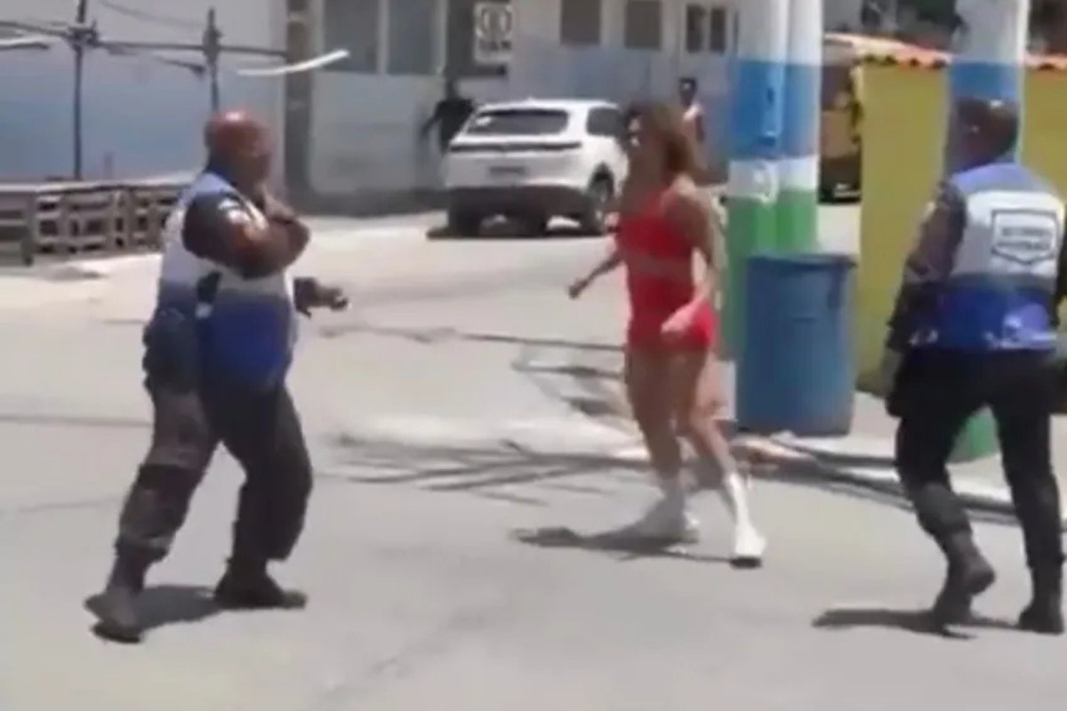 Vídeo: Mulher é detida após agredir policiais militares durante abordagem RJ
