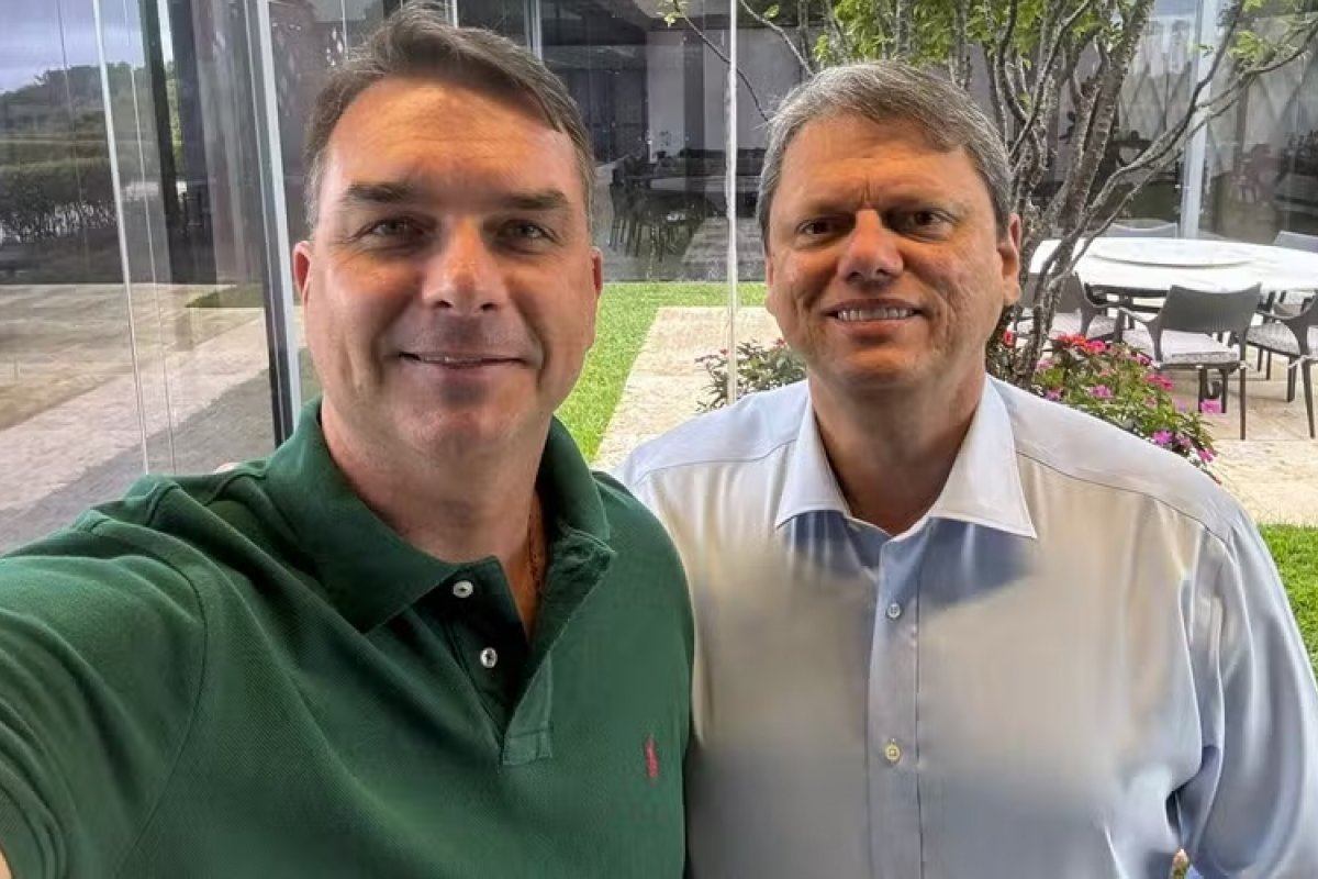 Bolsonaristas reclamam de apoio envergonhado de Tarcísio à pré-campanha de Flávio à Presidência