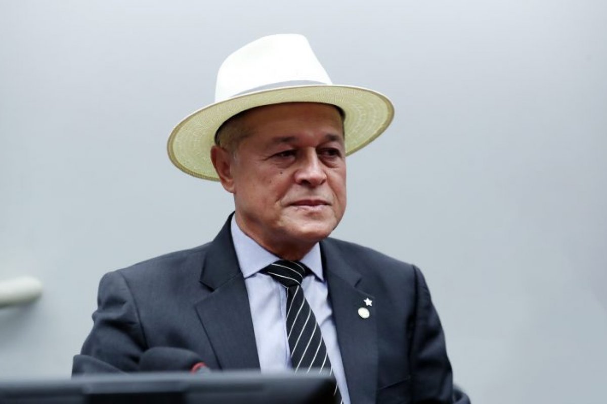 TRE-BA manda deputado federal petista remover outdoors por propaganda eleitoral antecipada 