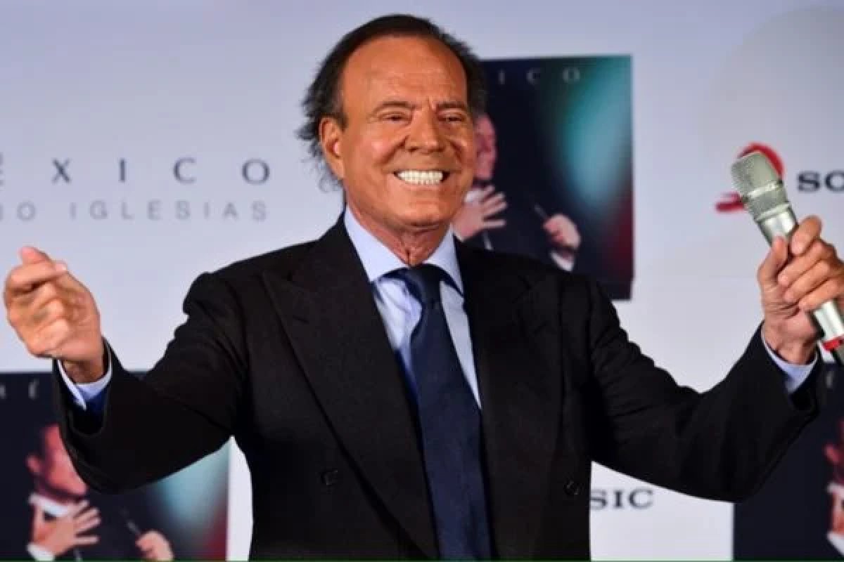 Ex-funcionárias denunciam Julio Iglesias por assédio sexual, abuso de poder e maus-tratos psicológicos 