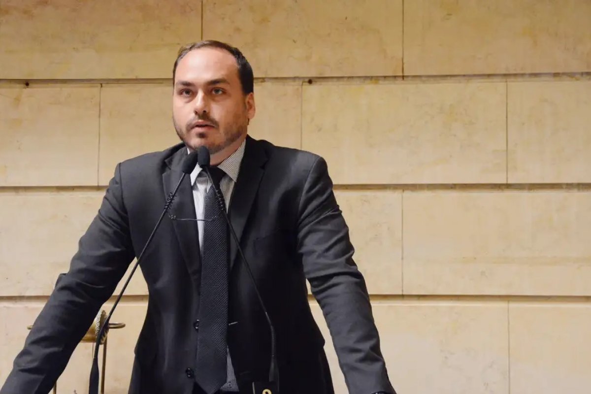 Carlos Bolsonaro diz ter aval do pai para concorrer ao Senado por Santa Catarina