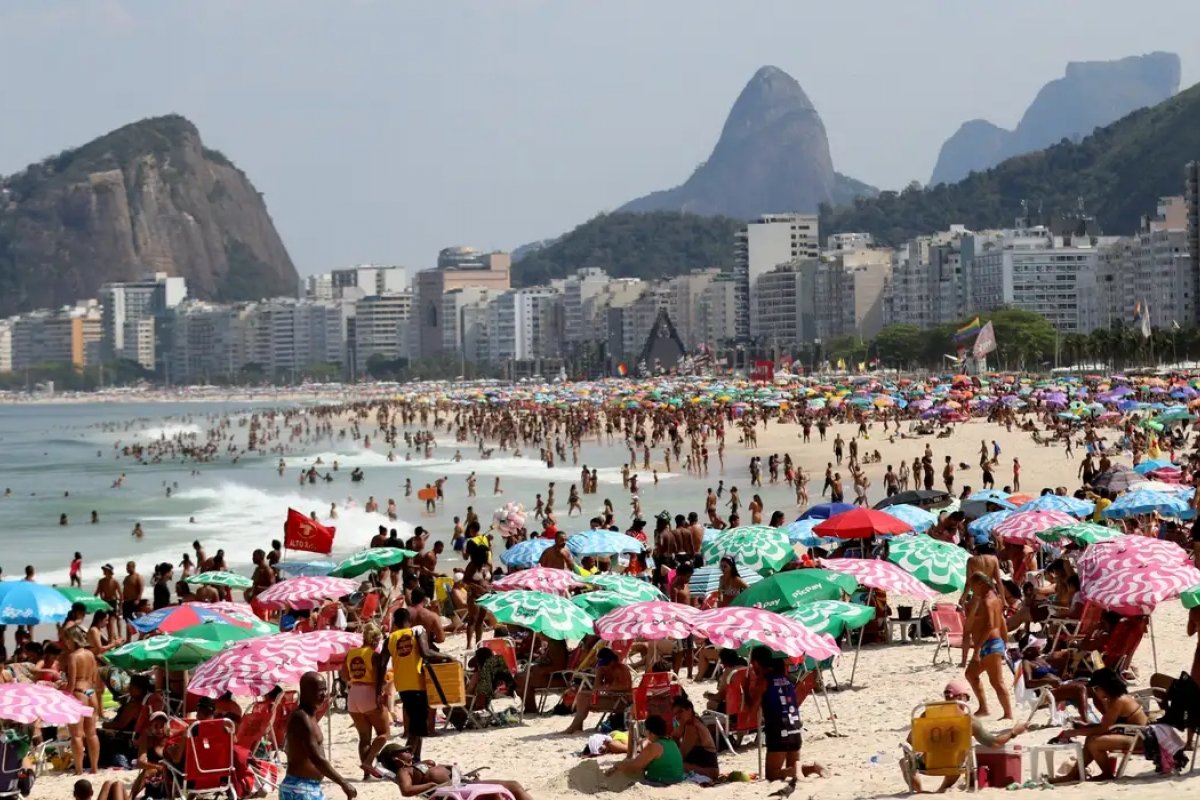 Turismo deve bater recorde na alta temporada de verão com impulso estrangeiro, prevê CNC
